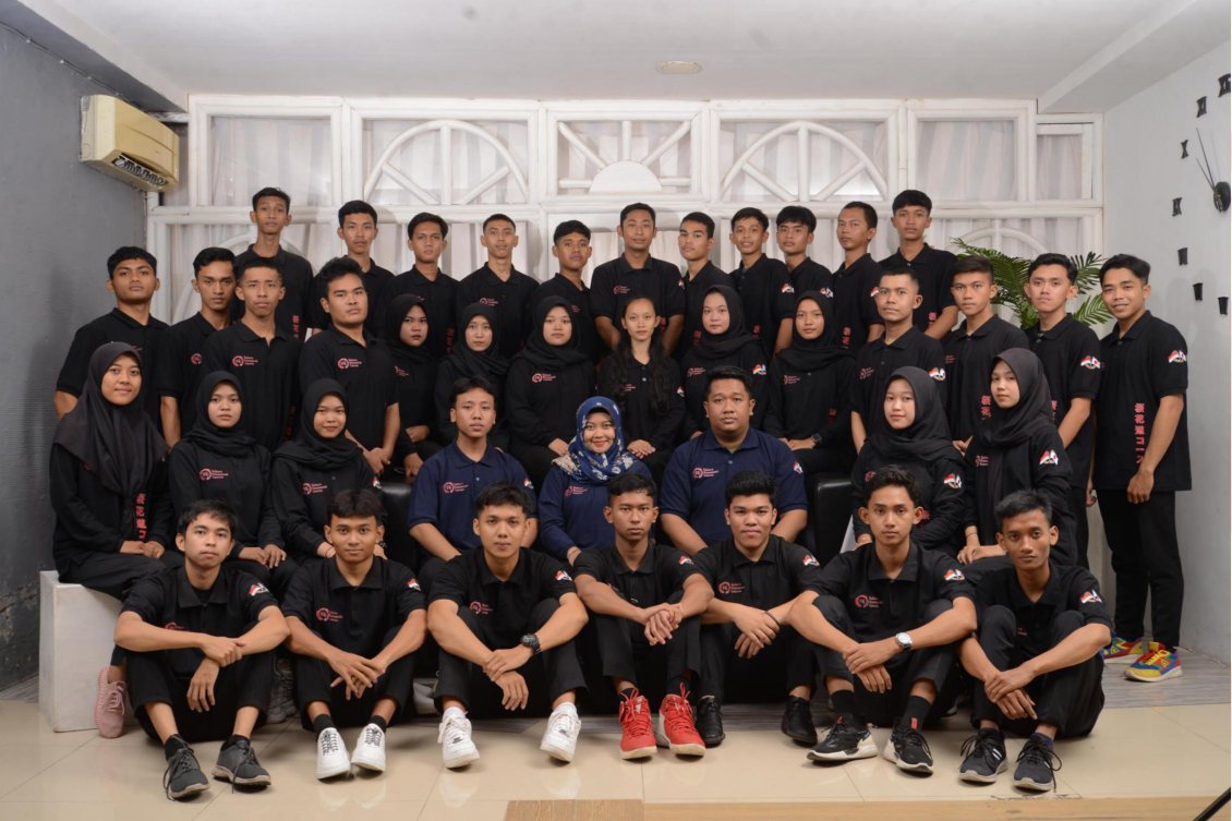 Foto bersama peserta Sakura Hanamichi Course dengan seragam hitam