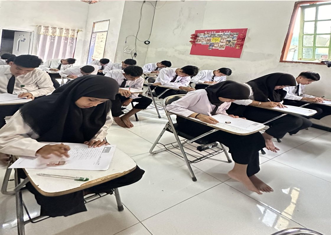 Kegiatan ujian dan belajar peserta di kelas