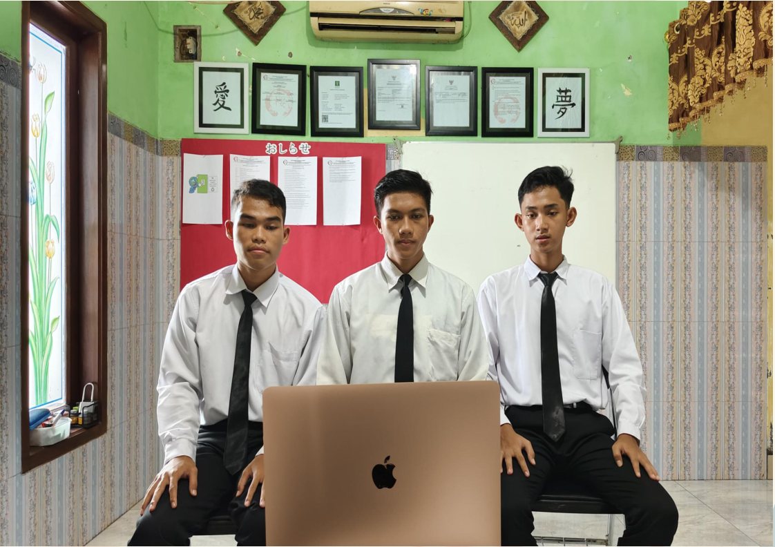 Peserta mengikuti sesi online atau wawancara melalui laptop